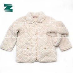 cóta fionnaidh bréige agus hata do chailín